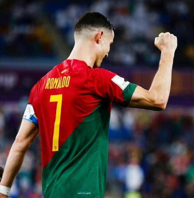 包含字母哥巅峰对决,莱万多夫斯基与40激战TL分钟,大胜胜负难料!的词条 包含字母哥巅峰对决,莱万多夫斯基与40激战TL分钟,大胜胜负难料!的词条